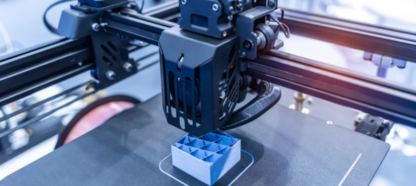 Impressora 3D imprimindo uma peça cúbica